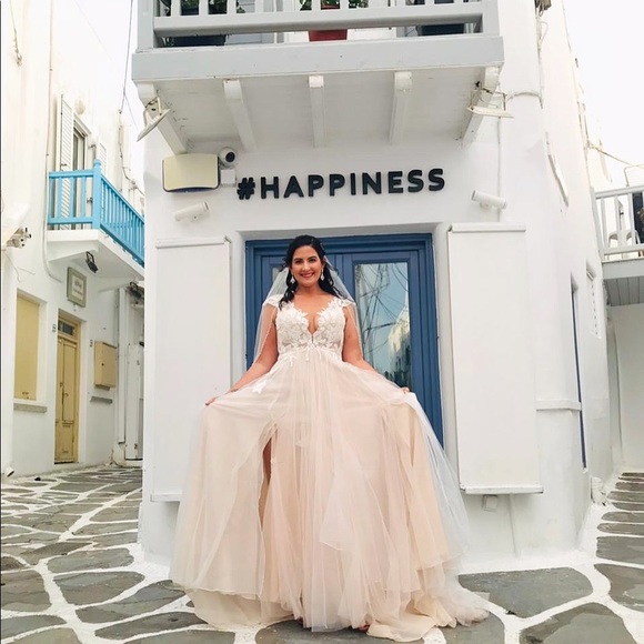 Beautiful wedding gown - Picture 4 of 5